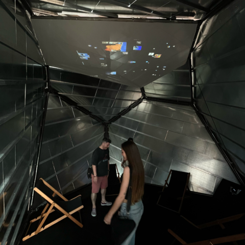 Installation interactive autour des représentations urbaines et architecturales sur Instagram | 2024


Liker la ville est un dispositif collaboratif qui propose de faire de Buenos Aires le théâtre de réflexion, de rencontres, d'échanges et de partage autour des pratiques photographiques mobiles dans la ville et l'architecture

Un appel à participation a été lancé plusieurs mois à l'avance afin d'encourager le public à participer. Les participants ont été invités à prendre des photos et à poster des paysages urbains et architecturaux sur Instagram avec le hashtag #likearlaciudad. Ce contenu partagé a été intégré à l'installation, en temps réel, et le public a pu le découvrir, assis sur des transats


Présenté au Faena Art Center dans le cadre de la Bienal Internacional de Arquitectura de Buenos Aires en octobre 2024


Développement du programme d'interaction : Sylvie Tissot • Conception du pavillon : MSH


Une commande de La Bienal Internacional de Arquitectura Buenos Aires & L'Institut Français d'Argentine